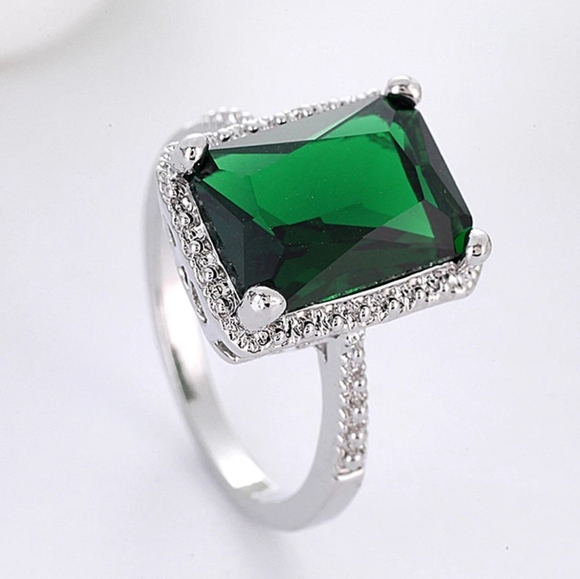 Large green stone ring!!! - Picture 6 of 8